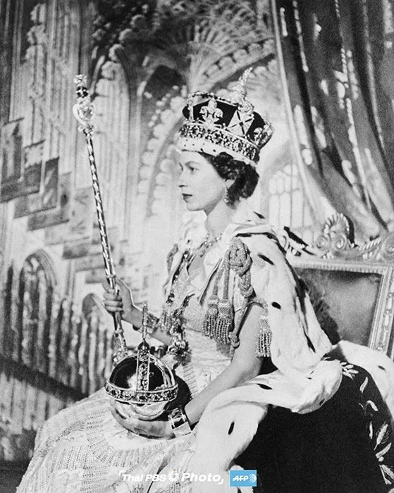 ภาพสมเด็จพระราชินีนาถเอลิซาเบธที่ 2 ในพระราชพิธีบรมราชาภิเษก