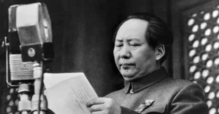 เหมา เจ๋อตง สถาปนาสาธารณรัฐประชาชนจีน เมื่อ 1 ตุลาคม ค.ศ. 1949 ภาพจาก BEIJING, CHINA / AFP