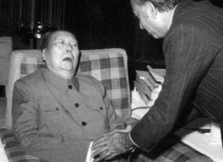 เหมา เจ๋อตง ต้อนรับซัลฟิการ์ อาลี บุตโต นายกฯปากีสถาน  27 พฤษภาคม 1976 นับเป็นภารกิจครั้งสุดท้ายในชีวิตของเหมาเจ๋อตง  (ภาพจาก Rare Historical Photos) 