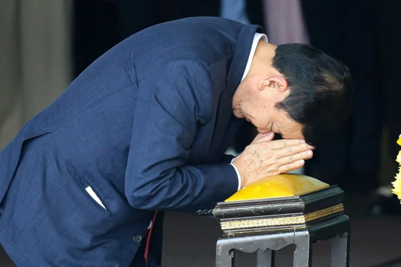 ถวายบังคมที่หน้าพระบรมฉายาลักษณ์ในหลวงรัชกาลที่ 10  เมื่อกลับถึงไทย 22 สิงหาคม 2566