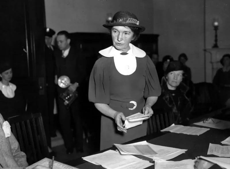มาร์กาเร็ต แซงเกอร์ (Margaret Sanger) ผู้ก่อตั้ง American Birth Control League กำลังพูดต่อหน้าคณะกรรมาธิการวุฒิสภา เพื่อสนับสนุนกฎหมายการคุมกำเนิดของรัฐบาลกลาง / เครดิตภาพจาก The New York Times