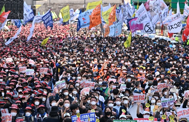 กลุ่ม Korean Confederation of Trade Unions รวมตัวประท้วงที่กรุงโซลเนื่องในวันแรงงาน ปี พ.ศ. 2565 เพื่อเรียกร้องสวัสดิภาพการทำงานที่ดีขึ้น (ภาพจาก: Jung Yeon-je/AFP)