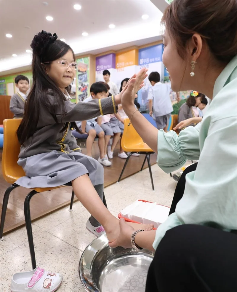 พิธีครูล้างเท้าให้ลูกศิษย์ถือเป็นเอกลักษณ์เฉพาะตัวหนึ่งของเกาหลี