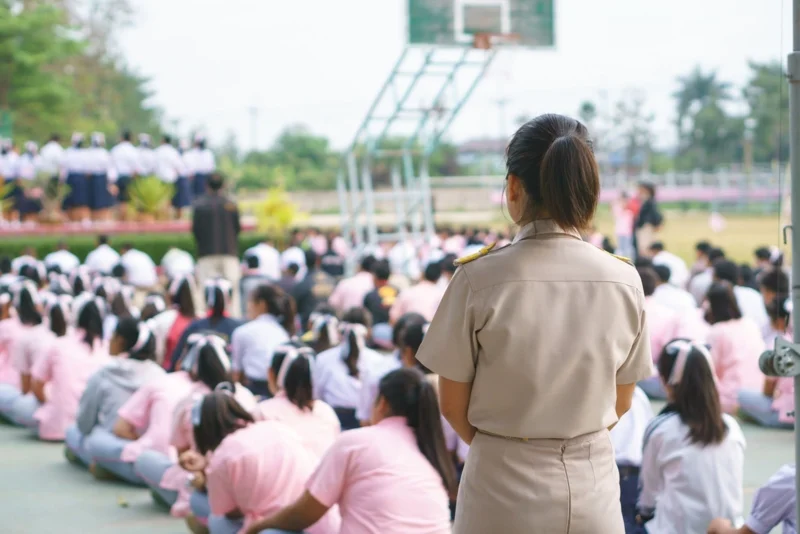 นอกจากงานสอน ครูยังต้องรับผิดชอบกับงานประเมินและภาระอื่น ๆ ที่ไม่เกี่ยวกับการสอน (ภาพจาก Thai PBS Media Stock)