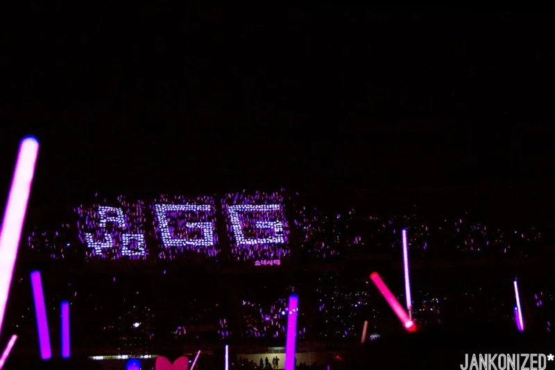 ภาพการแปรอักษรเป็นคำว่า AYO GG จาก Soshi Fanclub