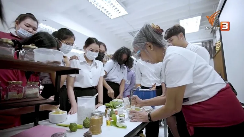 Araanong Chenbhanich and her students while preparing &lsquo;nam oob&rsquo; (Photo: &lsquo;ลุยไม่รู้โรย Super Active&rsquo; program &ndash; April 10, 2021)