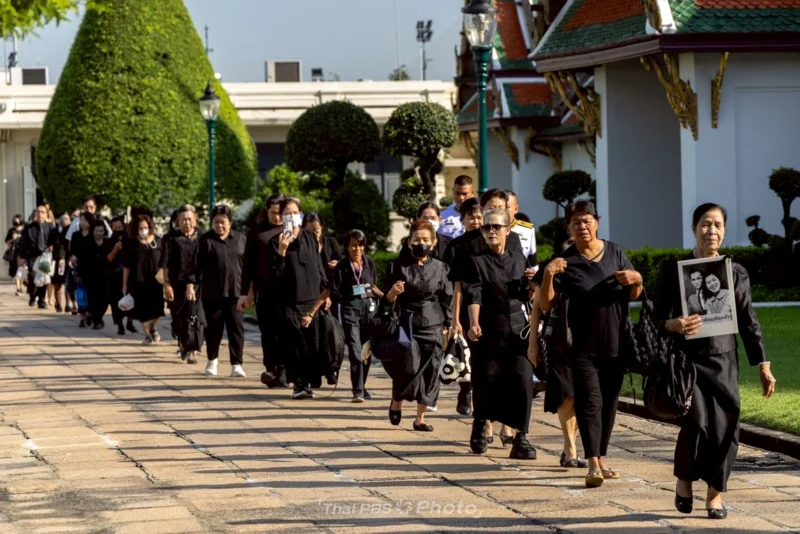 ประชาชนร่วมถวายสักการะพระบรมศพ สมเด็จพระบรมราชชนนีพระพันปีหลวง