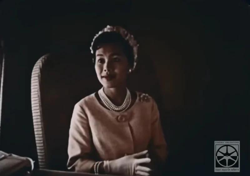 สมเด็จพระนางเจ้าสิริกิติ์ พระบรมราชินีนาถ พระบรมราชชนนีพันปีหลวง ก่อเสด็จถึงกรุงวอชิงตัน ดี.ซี. สหรัฐอเมริกา เมื่อวันที่ ๒๘ มิถุนายน พ.ศ. ๒๕๐๓ (เครดิต: หอภาพยนตร์แห่งชาติ (องค์การมหาชน) และ Facebook U.S. Embassy Bangkok)