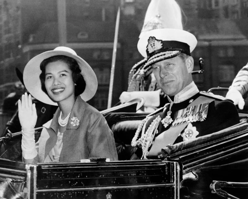 สมเด็จพระนางเจ้าสิริกิติ์ พระบรมราชินีนาถ พระบรมราชชนนีพันปีหลวง และเจ้าชายฟิลิป ดยุกแห่งเอดินบะระ ณ กรุงลอนดอน สหราชอาณาจักร เมื่อเดือนกรกฎาคม พ.ศ. ๒๕๐๓ (เครดิต: Central Press/AFP)