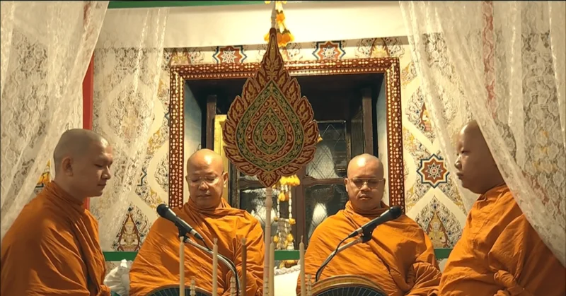 พัดยศหน้าพระพิธีธรรมของพระราชาคณะ (ภาพจากพระราชพิธีทรงบำเพ็ญพระราชกุศล สมเด็จพระบรมราชชนนีพันปีหลวง)