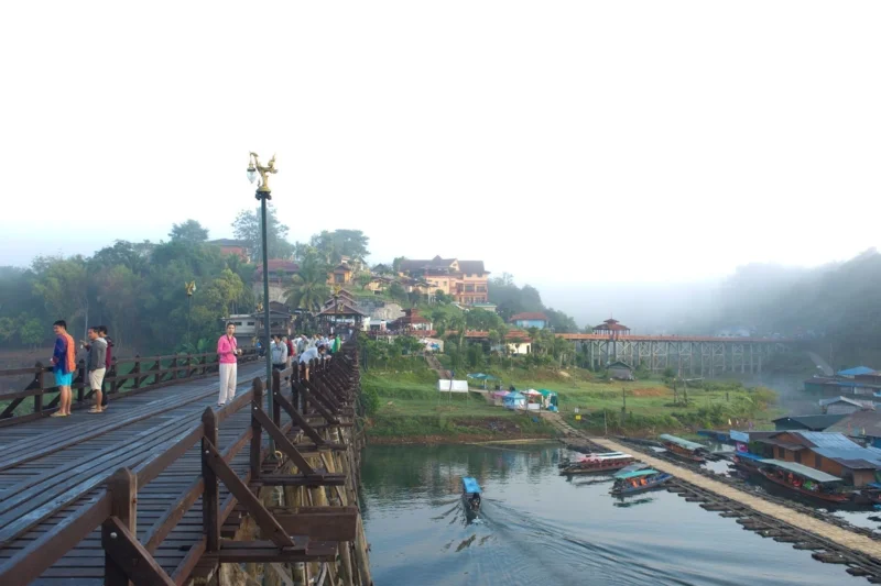 สะพานมอญ (ภาพจาก : การท่องเที่ยวแห่งประเทศไทย)