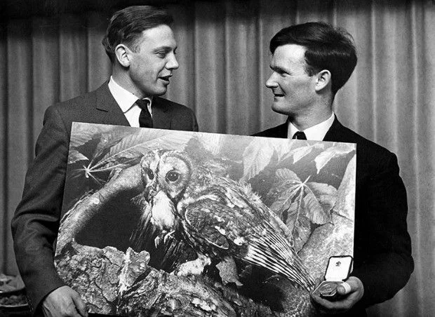 เซอร์ David Attenborough พิธีกรเนื้อหาประวัติศาสตร์ชื่อดัง ขณะมอบรางวัล Wildlife Photographer of the Year ประจำปี 1965 ให้แก่ช่างภาพผู้ชนะ  C V R Dowdeswell (เครดิต: Wildlife Photographer of the Year)
