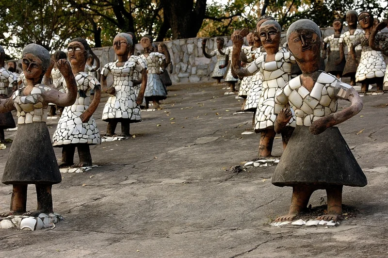 ตุ๊กตาปั้นเซรามิค (Dancing girls at Rock Garden) &copy; Giridhar Appaji Nag Y from Bangalore, India | https://commons.wikimedia.org/w/index.php?curid=6902495