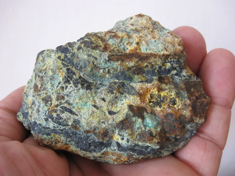 ก้อนแร่ Pitchblende ที่อุดมไปด้วยธาตุยูเรเนียม ซึ่งมารี กูว์รีก็ได้พบธาตุพอโลเนียมปะปนอยู่ในแร่ชนิดนี้ด้วย