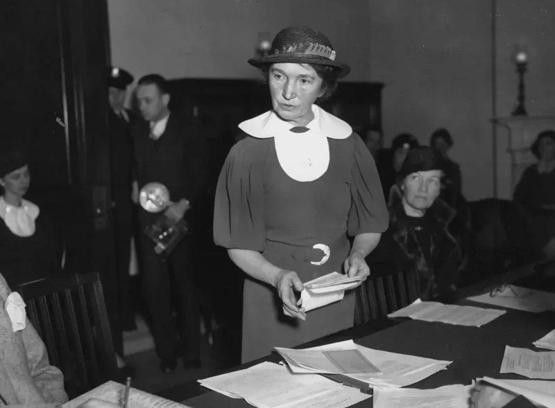 มาร์กาเร็ต แซงเกอร์ (Margaret Sanger) ผู้ก่อตั้ง American Birth Control League กำลังพูดต่อหน้าคณะกรรมาธิการวุฒิสภา เพื่อสนับสนุนกฎหมายการคุมกำเนิดของรัฐบาลกลาง / เครดิตภาพจาก The New York Times