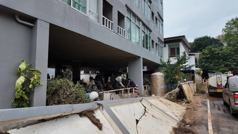 รั้วพังหลังถูกน้ำท่วม