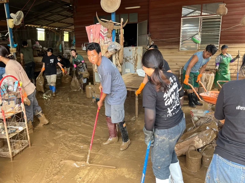 ทำความสะอาดพื้นบ้านหลังน้ำท่วม