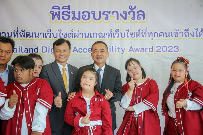 ภาพ ศาสตราจารย์พิเศษวิศิษฏ์ วิศิษฏ์สรอรรถ ปลัดกระทรวงดิจิทัลเพื่อเศรษฐกิจและสังคม และ ภุชพงค์ โนดไธสง เลขาธิการคณะกรรมการดิจิทัลเพื่อเศรษฐกิจสังคมแห่งชาติ