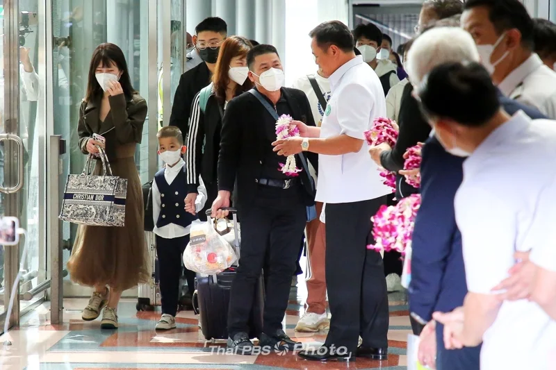 นายอนุทิน ชาญวีรกูล รองนายกรัฐมนตรี และรัฐมนตรีว่าการกระทรวงสาธารณสุขร่วมให้การต้อนรับนักท่องเที่ยวจีนชุดแรก เข้าประเทศไทย หลังจีนเปิดประเทศ