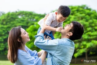 พ่อกอดลูกในสวนสาธารณะ