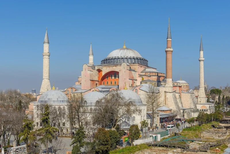 มัสยิดใหญ่ในอิสตันลูล "ฮาเกียโซเฟีย" | ภาพโดย Arild V&aring;gen - https://commons.wikimedia.org/wiki/File:Hagia_Sophia_Mars_2013.jpg