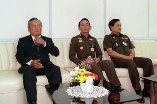 พลเอก ชาติชาย ชุณหะวัณ , พลเอก สุจินดา คราประยูร ,พลเอก สุนทร คงสมพงษ์, /ภาพ AFP : PONGSAK CHAIYANUWONG 