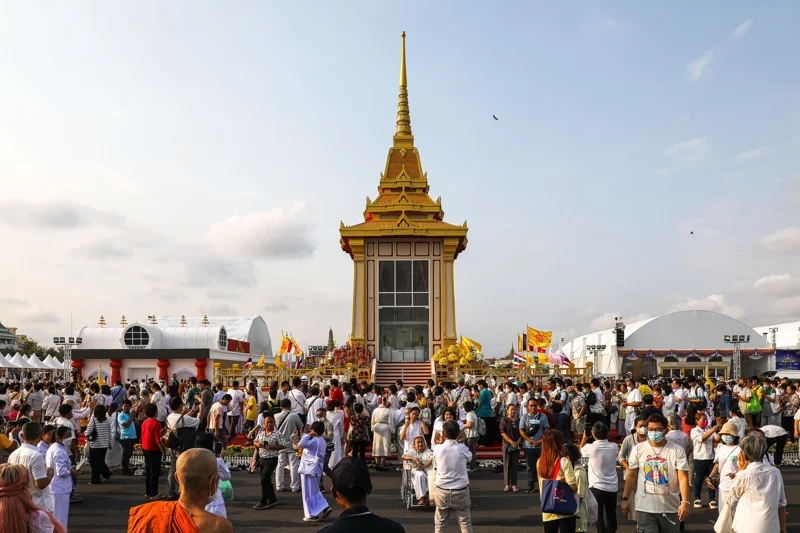 ประชาชนหลั่งไหลเข้าสักการะพระบรมสารีริกธาตุ และพระอรหันตธาตุ ณ ท้องสนามหลวง