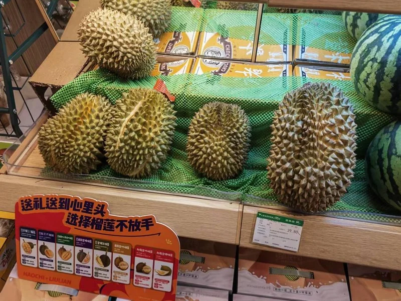 ทุเรียนไทยที่วางจำหน่ายในร้านผลไม้ที่เมืองหนานหนิง เขตปกครองตนเองกว่างซีจ้วงทางตอนใต้ของจีน ภาพซินหัว