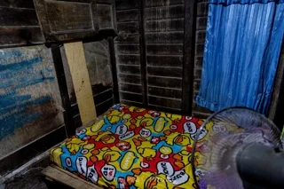 คราบฝุ่นและร่องรอยฝาผนังที่บ่งบองถึงความเก่าและโทรม