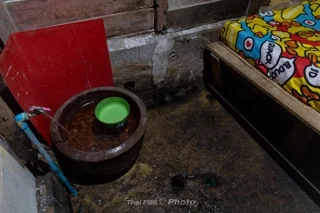 โอ่ง - ขัน อุปกรณ์ชำระล้างทำความสะอาด อยู่ข้างเตียงโดยไม่มีผนังกั้น