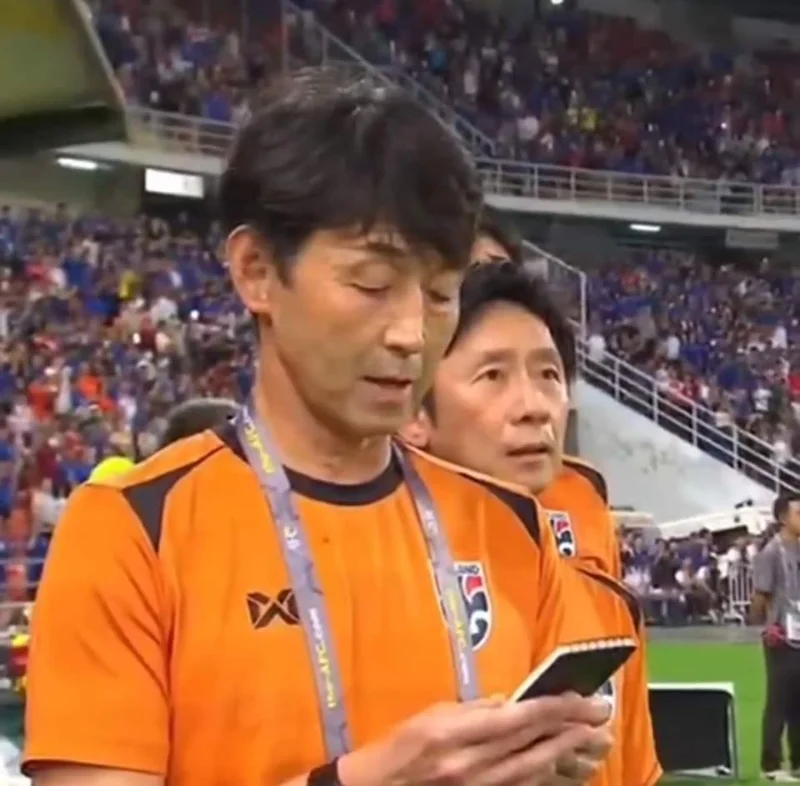 อิชิอิ พยายามร้องเพลงชาติไทย