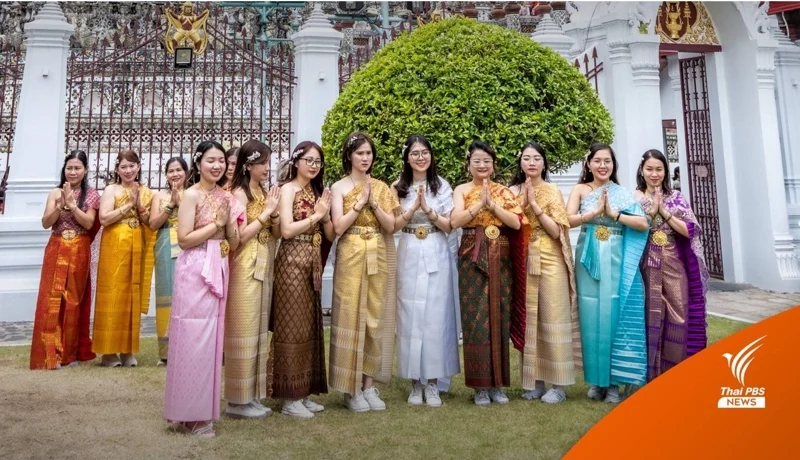 นักท่องเที่ยวสวมชุดไทยถ่ายภาพกับวัด