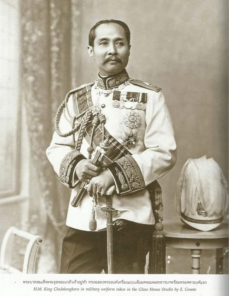 พระบาทสมเด็จพระจุลจอมเกล้าเจ้าอยู่หัว ทรงฉลองพระองค์เครื่องแบบเต็มยศจอมพลทหารบกพร้อมพระคทาองค์แรก
