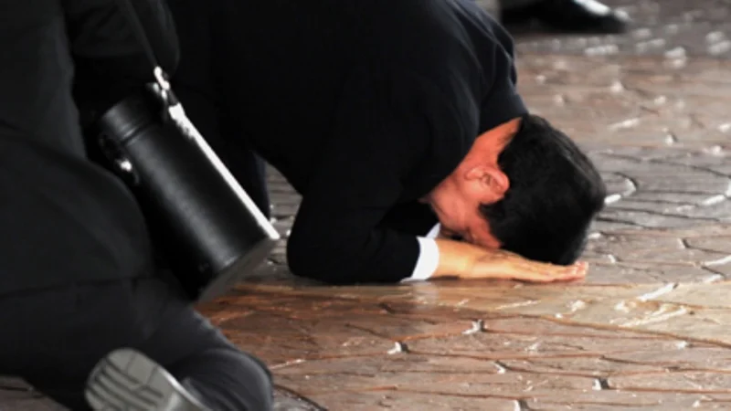ภาพประวัติศาสตร์ ทักษิณ ก้มกราบแผ่นดิน 28 กุมภาพันธ์ 2551