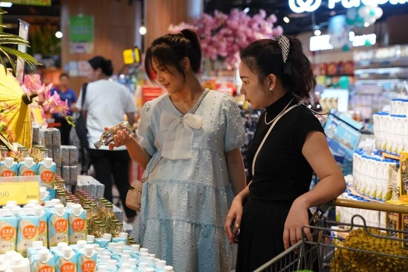 คนจีนเลือกซื้อสินค้า
