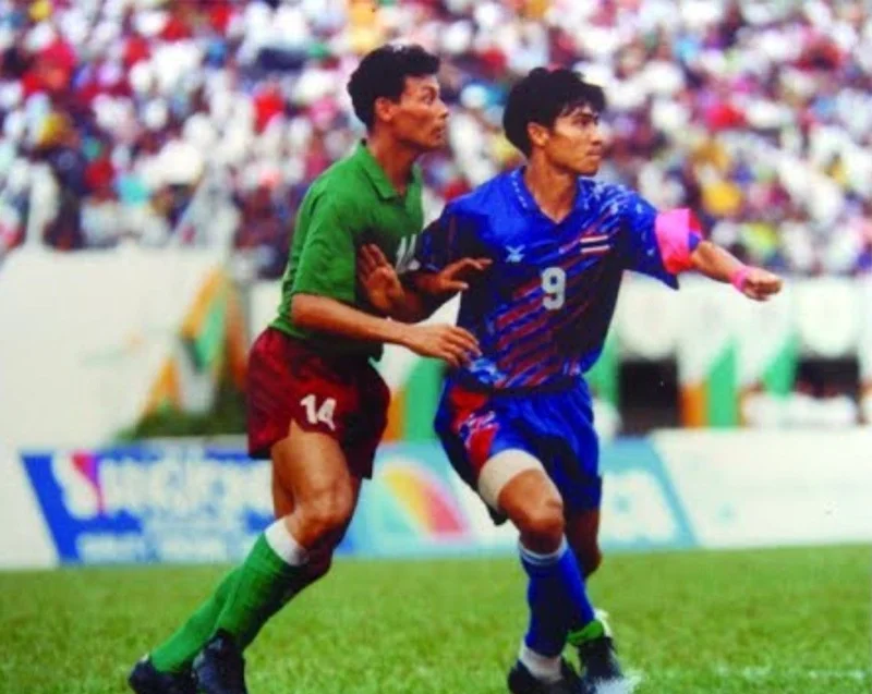 ปิยะพงษ์ ผิวอ่อน ศูนย์หน้าทีมชาติไทย ในคิงส์คัพ 2536