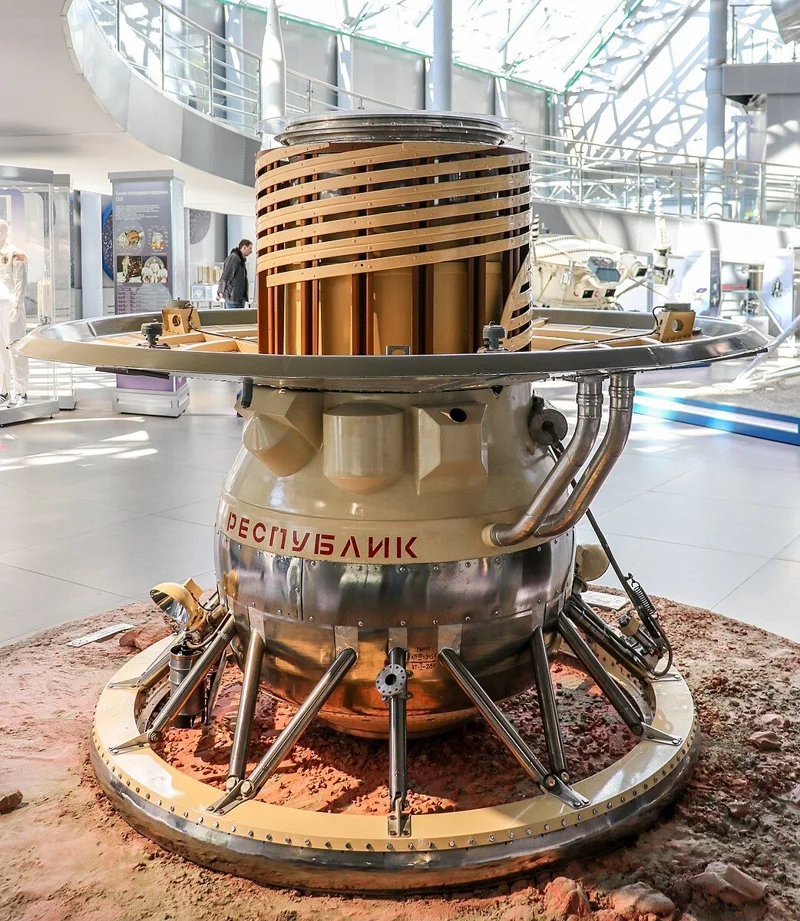 ภาพถ่ายแบบจำลองยานเวเนรา 9 ที่ถูกจัดแสดงใน K. E. Tsiolkovsky Museum of the History of Cosmonautics ภาพถ่ายโดย Stolbovsky