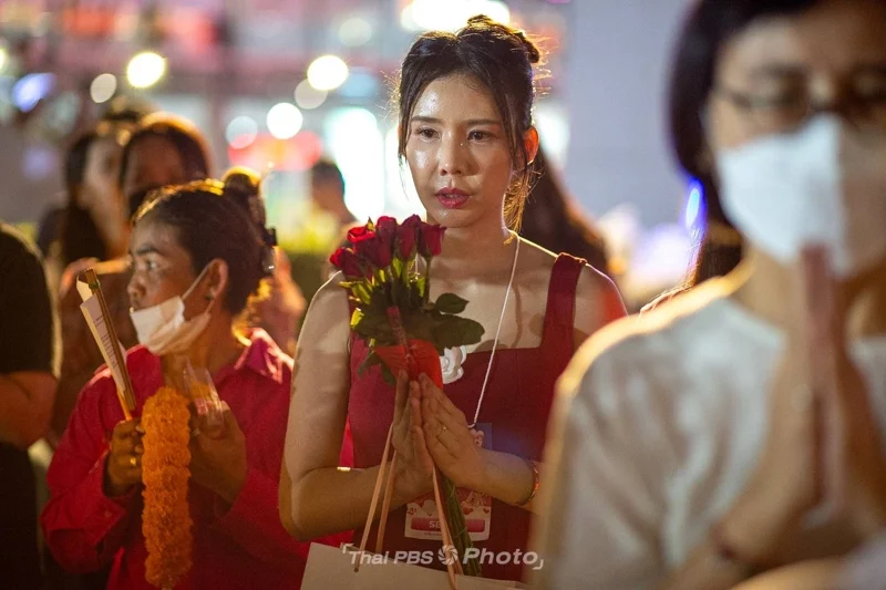 ภาพผู้ศรัทธากำลังขอพรจากพระตรีมูรติหน้าห้างสรรพสินค้าเซ็นทรัลเวิลด์ โดยมีการถวายดอกกุหลาบแดง อันเป็นสีบูชาพระตรีมูรตี วันวาเลนไทน์ 2568