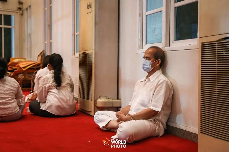 ประชาชนคนหนึ่งที่มาร่วมกิจกรรมเวียนเทียน ณ วัดพระรามเก้า เนื่องในวันวันวิสาขบูชา 2564