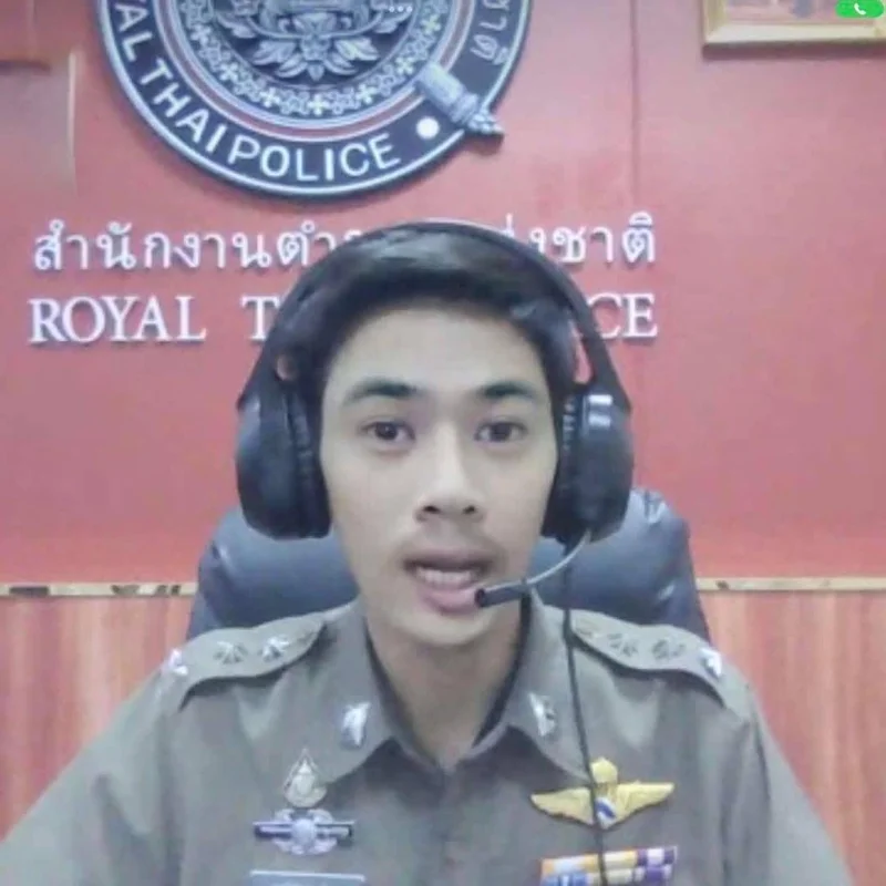 ภาพบันทึกหน้าจอแสดงภาพฉากหลังที่ถูกเปลี่ยนเป็นโลโก้ของสำนักงานตำรวจแห่งชาติ