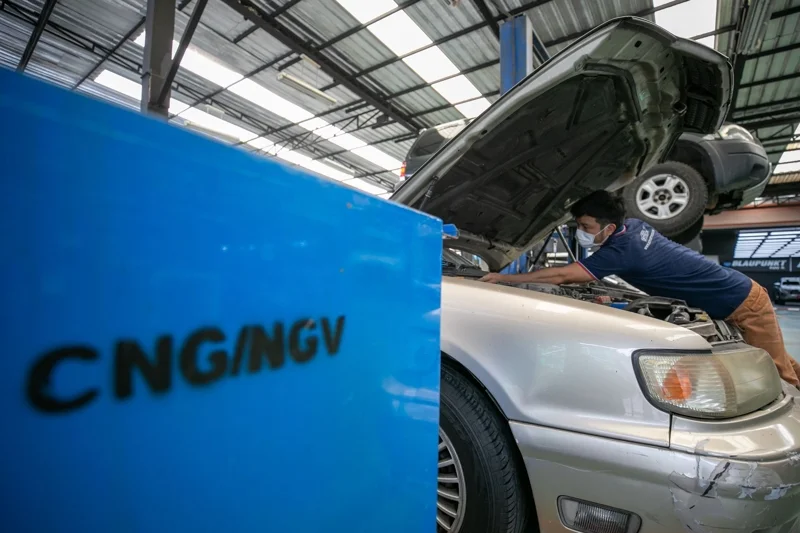 ประชาชนแห่นำรถมาติดก๊าซ LPG และ NGV