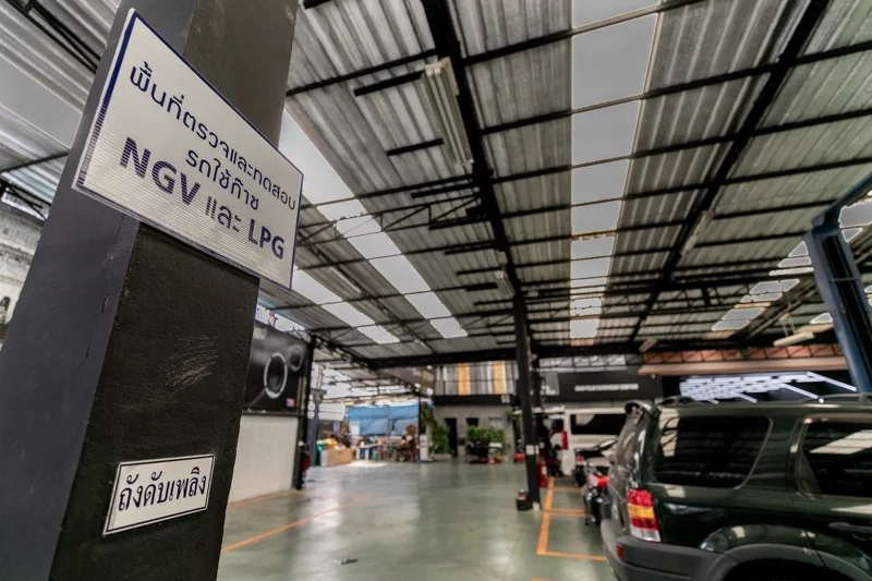 ประชาชนแห่นำรถมาติดก๊าซ LPG และ NGV