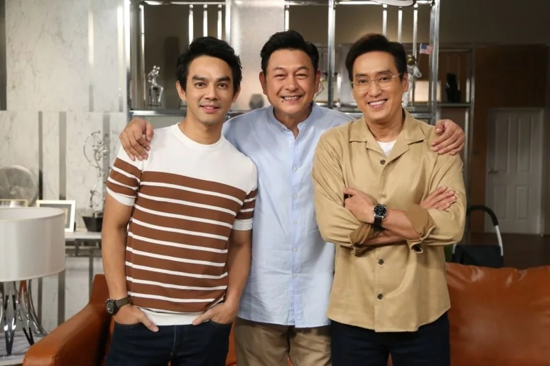 นักแสดงจากซิตคอม 3 หนุ่ม 3 มุม (ขอบคุณภาพจาก Facebook : One31)