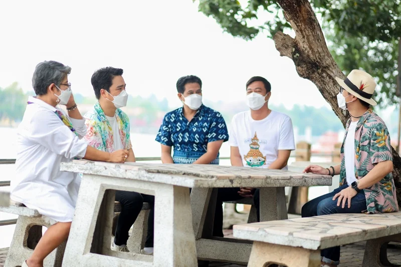 เอ๊ะ จิรากร และเพื่อนสมัยเรียนอยู่ที่โรงเรียนอัมพวันวิทยาลัย