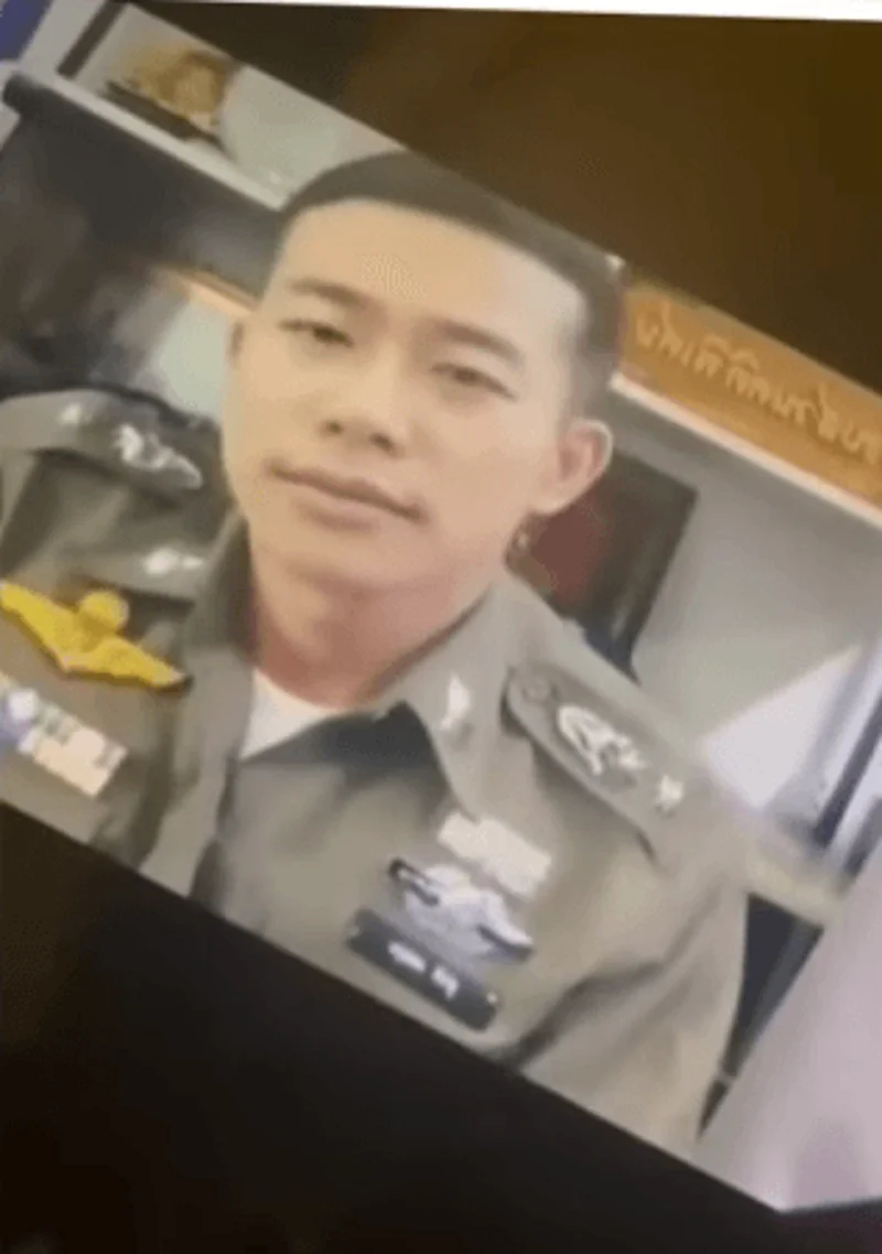ภาพบันทึกหน้าจอวิดีโอคอลแก๊งคอลเซ็นเตอร์ พบแต่งกายเลียนแบบตำรวจและใช้ AI สร้างภาพพื้นหลัง