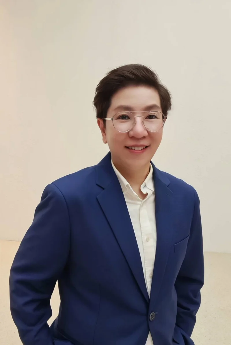 ผศ.ดร. ประพีร์ อภิชาติสกล อาจารย์ประจำหลักสูตรนิติศาสตร์บัณฑิตคณะสังคมศาสตร์ มหาวิทยาลัยศรีนครินทรวิโรฒ และ อุปนายกสมาคมอเมริกาศึกษาในประเทศไทย