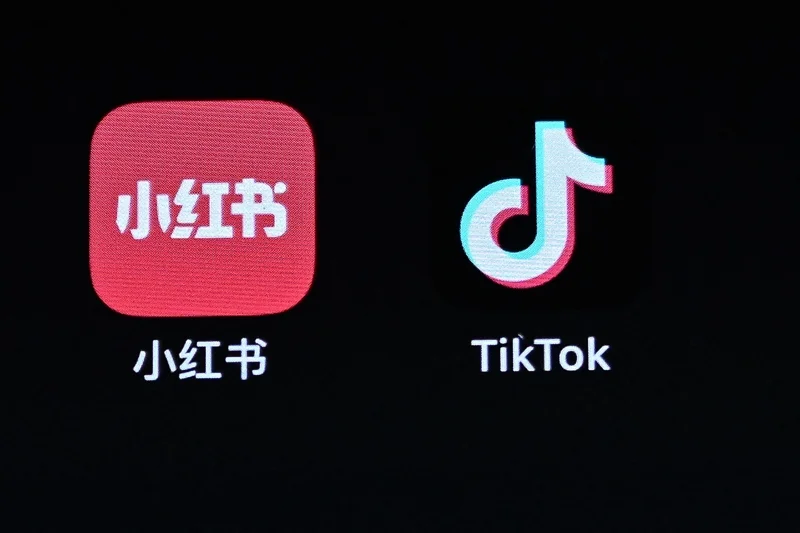 โลโก้ของแอปพลิเคชัน Xiaohongshu (RedNote) และ TikTok ในช่วงรัฐบาลสหรัฐฯ เสนอให้แบน TikTok ทำให้ผู้ใช้ในสหรัฐฯ หันไปใช้แอปพลิเคชันที่เป็นของจีนอีกแอปหนึ่ง นั่นคือ Xiaohongshu