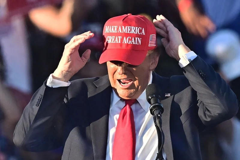 โดนัลด์ ทรัมป์ สวมหมวก Make America Great Again ระหว่างการหาเสียงเลือกตั้งประธานาธิบดี เมื่อวันที่ 12 ต.ค. 2024