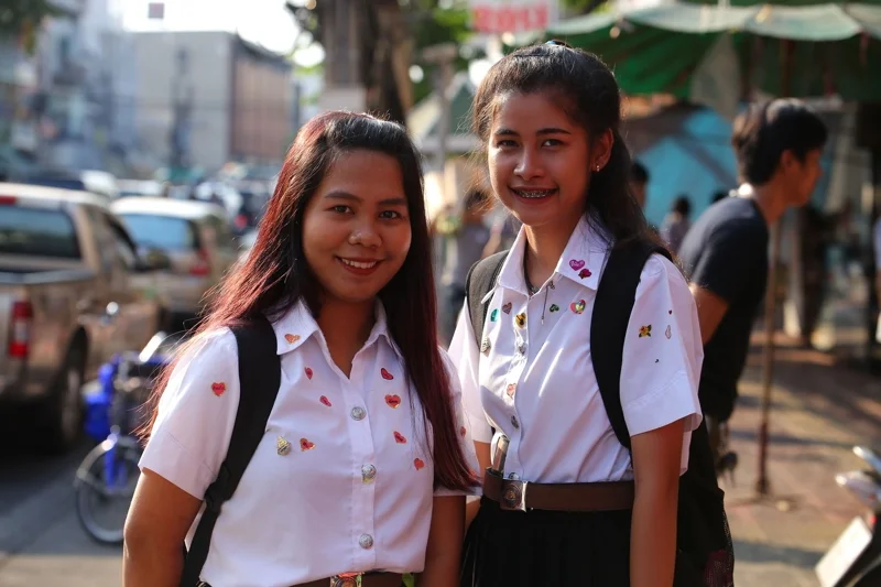 ภาพบรรยากาศนักศึกษาติดสติกเกอร์หัวใจให้กันในวันวาเลนไทน์ บริเวณปากคลองตลาด เมื่อวันที่ 14 ก.พ. 62