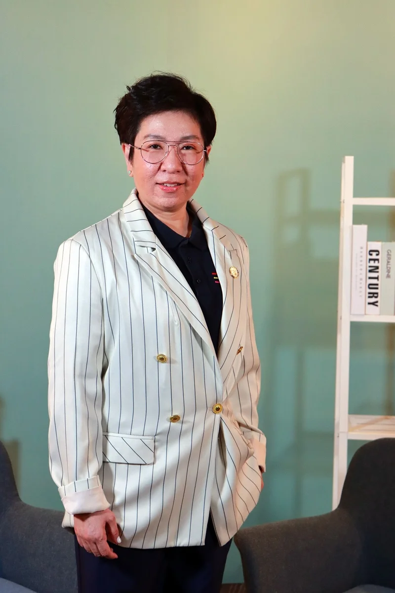 ผศ.ดร. ประพีร์ อภิชาติสกล อาจารย์ประจำคณะสังคมศาสตร์ หลักสูตรนิติศาสตรบัณทิต มหาวิทยาลัยศรีนครินทรวิโรฒ และอุปนายกสมาคมอเมริกันศึกษาในประเทศไทย